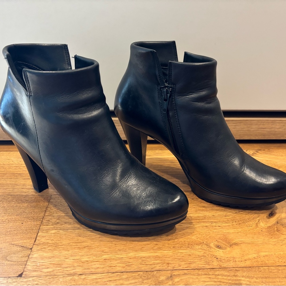 Paul Green Black Heeled Boots Sleek Design